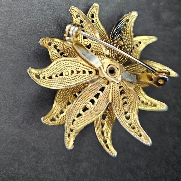 Vintage Gold Tone Delicate Filigree Textured Petal Rose Floral Brooch Lapel Pin - Picture 5 of 7